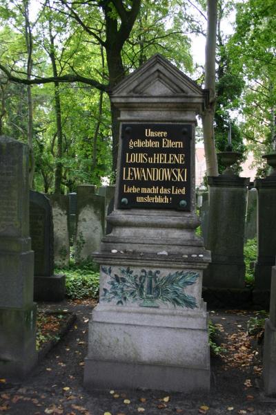 Das Grab von Louis und Helene Lewandowski  - Das Grab von Louis und Helene Lewandowski in der Ehrenreihe des jüdischen Friedhofs in Berlin-Weißensee.  