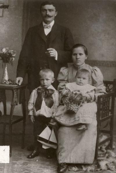 Auf dem Foto Familie Walczak, links Peter Walczak. Das Foto entstand vermutlich 1914 und kommt aus dem Nachlass von Peter Walczak.