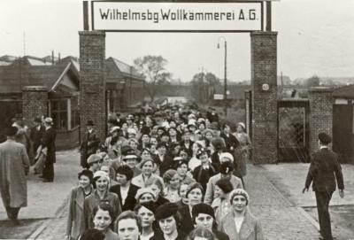 Die Arbeiterinnen vor dem Werktor der Wilhelmsburger Wollkämmerei. Das Foto entstand ca. Ende der 1920er Jahre.