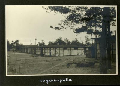 Lagerkapelle - Lagerkapelle, schwarz-weiß Fotografie, 1955, 8,5 x 13,5 cm 