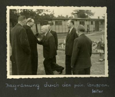 Begrüßung durch den polnischen Gruppenleiter - Begrüßung durch den polnischen Gruppenleiter, schwarz-weiß Fotografie, 1955, 8,5 x 13,5 cm 