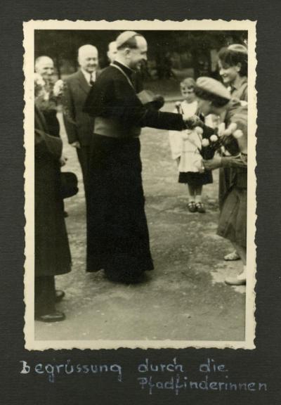 Begrüßung durch die Pfadfinderinnen - Begrüßung durch die Pfadfinderinnen, schwarz-weiß Fotografie, 1955, 13,5 x 8,5 cm 
