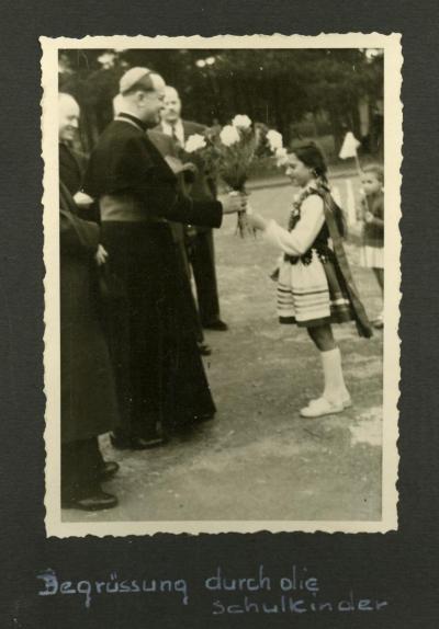 Begrüßung durch die Schüler - Begrüßung durch die Schüler, schwarz-weiß Fotografie, 1955, 13,5 x 8,5 cm 