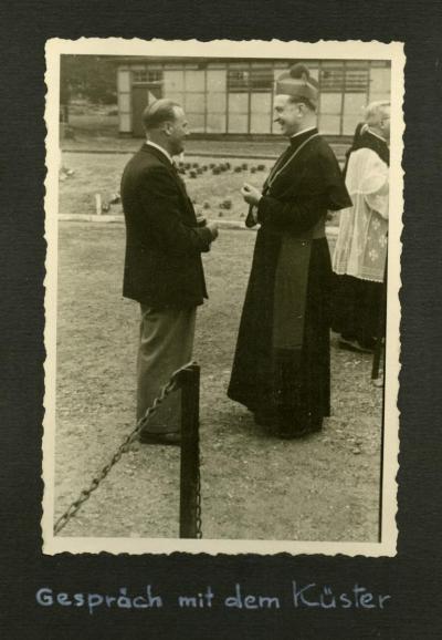 Gespräch mit dem Küster  - Gespräch mit dem Küster, schwarz-weiß Fotografie, 1955, 13,5 x 8,5 cm 
