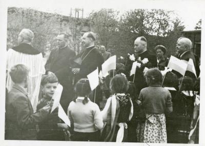 Ankunft des Weihbischofs  - Ankunft des Weihbischofs, schwarz-weiß Fotografie, 1955, 7,5 x 10,5 cm  