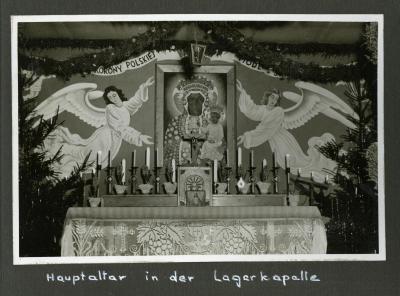 Hauptaltar in der Kapelle - Hauptalter in der Lagerkapelle, schwarz-weiß Fotografie, 1955, 8,5 x 13,5 cm 