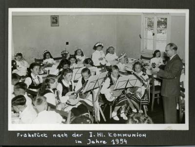 Hl. Kommunion 1954 - Frühstück nach der Ersten Heiligen Kommunion 1954, schwarz-weiß Fotografie, 1954, 8,5 x 13,5 cm 