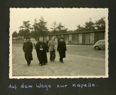 Auf dem Weg in die Kapelle - Weihbischof Hengsbach auf dem Weg in die Kapelle, schwarz-weiß Fotografie, 1955, 8,5 x 13,5 cm 
