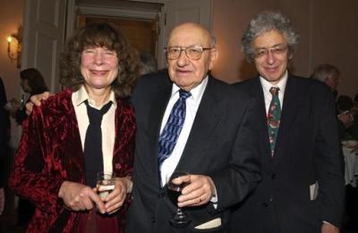 MRR with his son and his daughter-in-law - From left: Ida Thompson (daughter-in-law), MRR and Andrew Ranicki (son) at the official reception of the Federal President in the Bellevue Palace on the occasion of the last "Literary Quartet", Berlin 14.12.2001