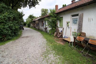 Heute ist das Areal des ehemaligen Zwangsarbeiterlagers Neuaubing durch seine bestehende soziokulturelle Mischnutzung geprägt. 