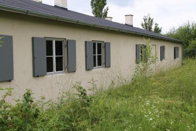 Die Baracke 5 des ehemaligen Zwangsarbeiterlagers Neuaubing in der Seitenansicht.
