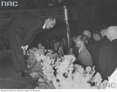 Jan Kiepura nimmt Glückwünsche vom Reichsminister für Volksaufklärung und Propaganda Joseph Goebbels nach dem gelungenen Konzert am 25. Februar 1935 entgegen.