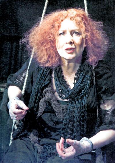 Janina Szarek jako stara kobieta w sztuce T. Różewicza "Stara kobieta wysiaduje"
