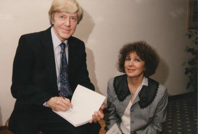 Janina Szarek mit dem Poeten Bolesław Taborski nach der Premiere des Stücks "Dobranoc bezsensie"