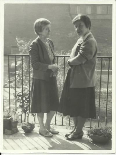 Ca. 1958 - Janina Kłopocka mit ihrer Freundin Felicja Wacyk, der Ehefrau von Antoni Wacyk, auf dem Balkon ihrer Warschauer Wohnung in der Chmielna-Straße 12.