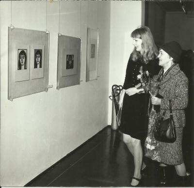 An exhibition of works by Janina Kłopocka in Opole 1972, on the occasion of the 50th anniversary  of the founding of the Union of Poles in Germany. Janina Kłopocka with her niece, Maria Kłopocka.