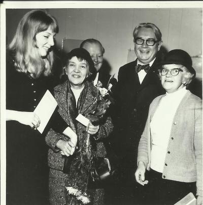 An exhibition of works by Janina Kłopocka in Opole 1972, on the occasion of the 50th anniversary  of the founding of the Union of Poles in Germany. L to r: Maria Kłopocka, Janina Kłopocka, Janinas Bruder Marian, Edmund Osmańczyk and Janina’s sister, Łucja.