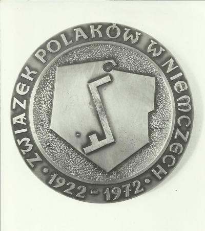 Jubiläumsmedaille nach dem Entwurf von Janina Kłopocka, geprägt anlässlich des 50. Jahrestags der Gründung des Bundes der Polen in Deutschland.