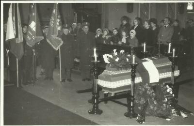 5. März 1982 - Trauerfeier mit Fahnenträgern in Olesno.