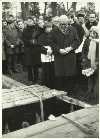 The burial in Olesno. Edmund Osmańczyk speaking at the grave.