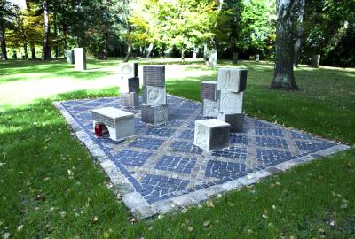 Namenlose Grabstätte für polnische, russische und ukrainische Kinder in Hannover - Namenlose Grabstätte für die Kinder polnischer, russischer und ukrainischer Zwangsarbeiter auf dem Friedhof Hannover-Seelhorst, 2005. 
