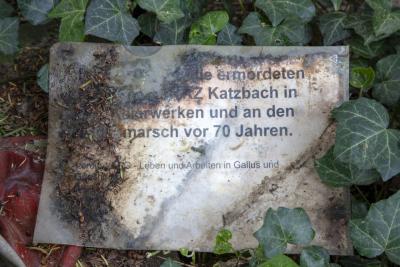 Das Gemeinschaftsgrab der 528 Häftlinge des KZ Katzbach  - Das Gemeinschaftsgrab der 528 Häftlinge des KZ Katzbach  
