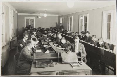 A common learning space in the Polish Grammar School in Bytom. The students at work (in the 1930s)