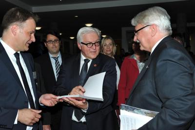The presentation of the first volume of the history book. Left to right: Thomas Strobel, the Secretary of the History Book Project on the German side, and both Foreign Ministers, Frank-Walter Steinmeier and Witold Waszczkowski.