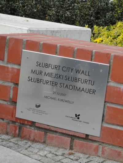 Die Stadtmauer markiert die Grenze von Słubfurt - Die Stadtmauer markiert die Grenze von Słubfurt.  