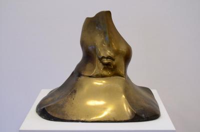 Myjak, Adam (*1947 Stary Sącz, lebt in Warschau): Kopf, um 1986. Bronze, 40 x 44 x 38 cm; Inv. Nr. 2471