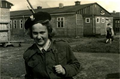 Polnische Soldatin in Oberlangen - Polnische Soldatin im befreiten Kriegsgefangenenlager in Oberlangen bei Maczków, 1945.
