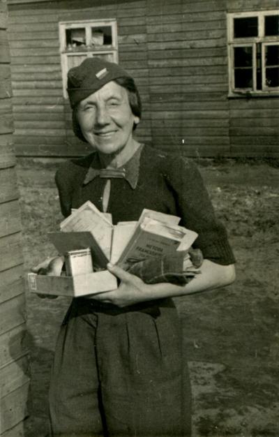 Eine polnische Soldatin mit Büchern - Eine polnische Soldatin im befreiten Kriegsgefangenenlager in Oberlangen bei Maczków mit entliehenen Büchern aus der Bibliothek, 1945.