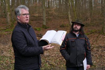 LWL-Historian Dr. Marcus Weidner, here at one of the shooting sites near Warstein-Suttrop, used the found objects and his documents to reconstruct how the crime was committed.