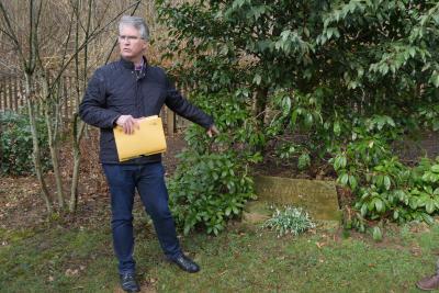LWL-Historian Dr. Marcus Weidner on the Mescheder cemetery 'Fulmecke'