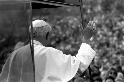 Papst Johannes Paul II. im Parkstadion Gelsenkirchen - Papst Johannes Paul II. bei seiner Ankunft im Papamobil im Parkstadion Gelsenkirchen, 2. Mai 1987. 