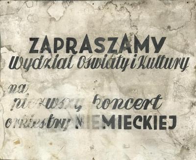 Plakat des Bildungs- und Kulturamtes - Plakat des Bildungs- und Kulturamtes: Einladung zum Konzert eines deutschen Orchesters, Handdruck auf Pappe, 1946, 52.5 x 64 cm