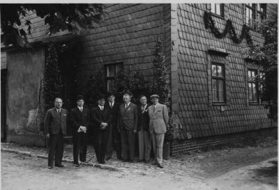 Polnische Gäste am Haus in Magdeburg, in dem Piłsudski interniert war.