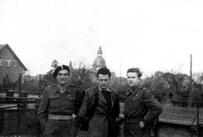 Józef Szajna in Maczków (Haren) on the Ems (in the middle; on his left Janusz Urban; on his right, anon), 1946.