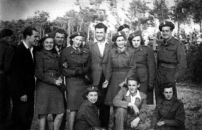 Józef Szajna in Maczków (Haren) an der Ems (in der Mitte), 1946.