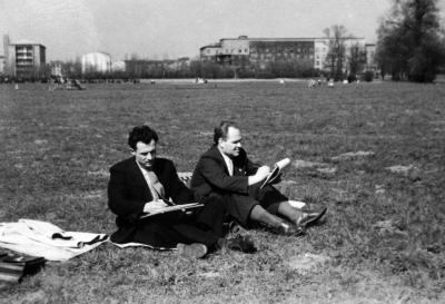 Józef Szajna (z lewej) i Waldemar Nowakowski w 1948 r. w Krakowie, jako studenci Akademii Sztuk Pięknych.