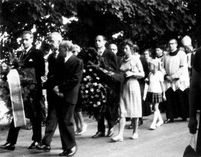 Kraków 1963. Beerdigung des Prof. Karol Frycz. In der Mitte: Józef Szajna. Rechts hinten: Erzbischof von Kraków Karol Wojtyla, der künftige Papst Johannes Paul II.