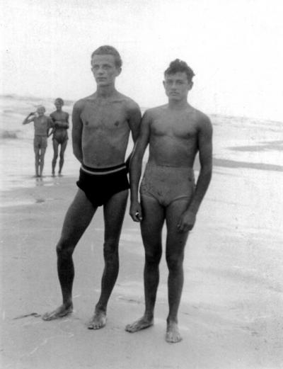 Józef Szajna (rechts) an der Ostseeküste in Debki, 1939.