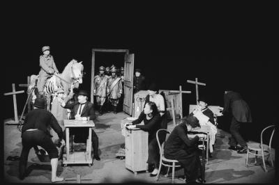 “Die Künstler sollen krepieren” - Eine Szene aus dem Theaterstück “Die Künstler sollen krepieren” von Tadeusz Kantor. Das Foto entstand bei der Premiere am 2. Juni 1985 in Nürnberg. 
