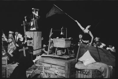 “Die Künstler sollen krepieren”  - Eine Szene aus dem Stück “Die Künstler sollen krepieren” von Tadeusz Kantor. Das Foto entstand bei der Premiere am 2. Juni 1985 in Nürnberg. 