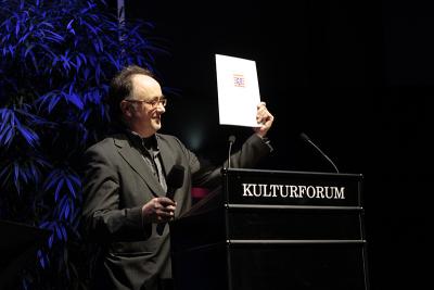 Der Kontrabassist Vitold Rek bei der Verleihung des Hessischen Jazzpreises 2013. In der Hand hält er seine Urkunde.