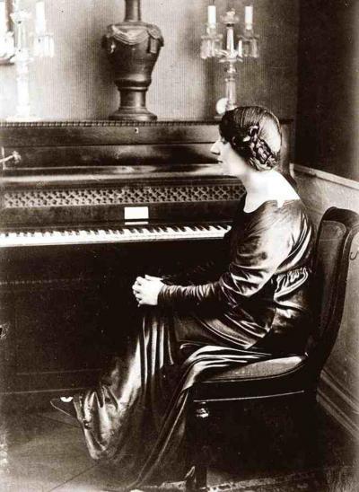 Wanda Landowska at a piano she bought in Paris. Frédéric Chopin had played it in the charterhouse of Valldemossa on Mallorca in 1838. 