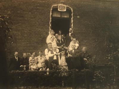 Die Familien Tomczak, Galewsky, Jankowiak und Kobuczyński vor dem Haus der Familie Tomasz/Galewsky in der Ziegelstraße, Osterfeld 1929