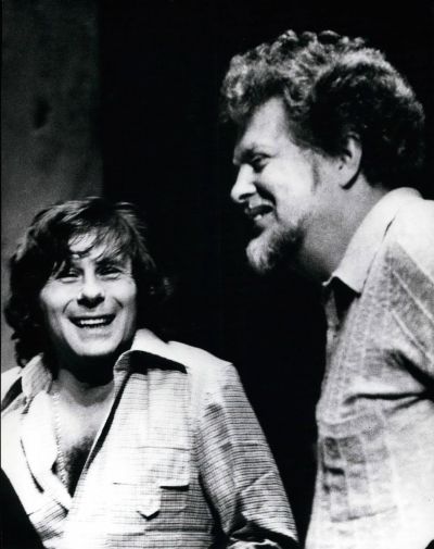 Roman Polański in a happy mood with Peter Glossop at rehearsals for Giuseppe Verdi's opera “Rigoletto”, Munich 1976