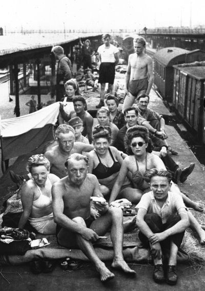 Polnische Displaced Persons in Deutschland (hier ehemalige Zwangsarbeiter) auf dem Dach eines Wagons an einem Sammelpunkt  für DP´s am 3. Juli 1945.