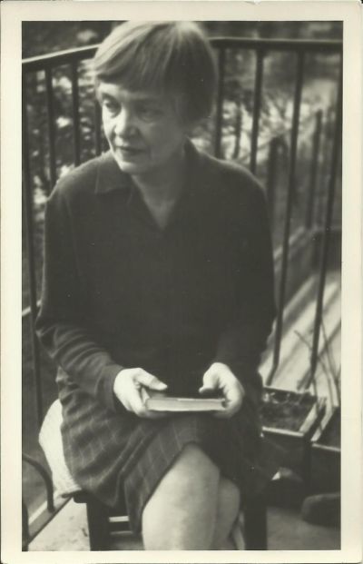 Janina Kłopocka na balkonie swojego mieszkania przy ulicy Chmielnej 12 w Warszawie, ok. 1958 r.